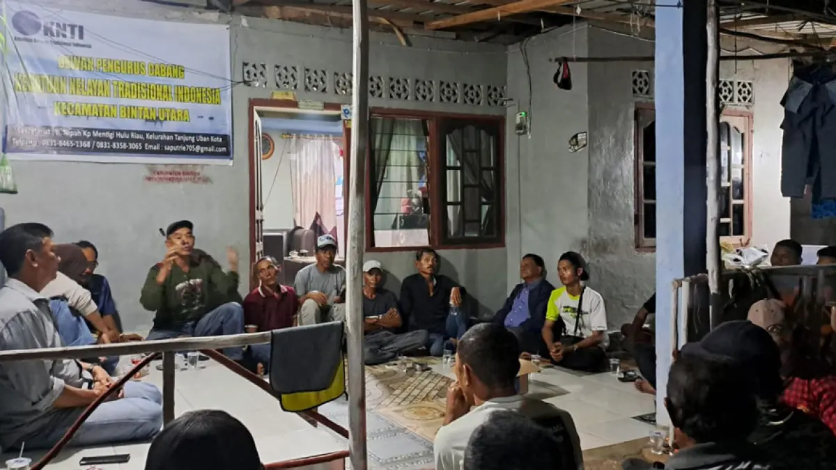 Masyarakat nelayan melakukan pertemuan menolak rencana Pelabuhan Sei Gentong menjadi Pelabuhan Rakyat (Pelra) di Tanjunguban, Senin (27/7/2026) malam. F.Slamet Nofasusanto/Batam Pos.