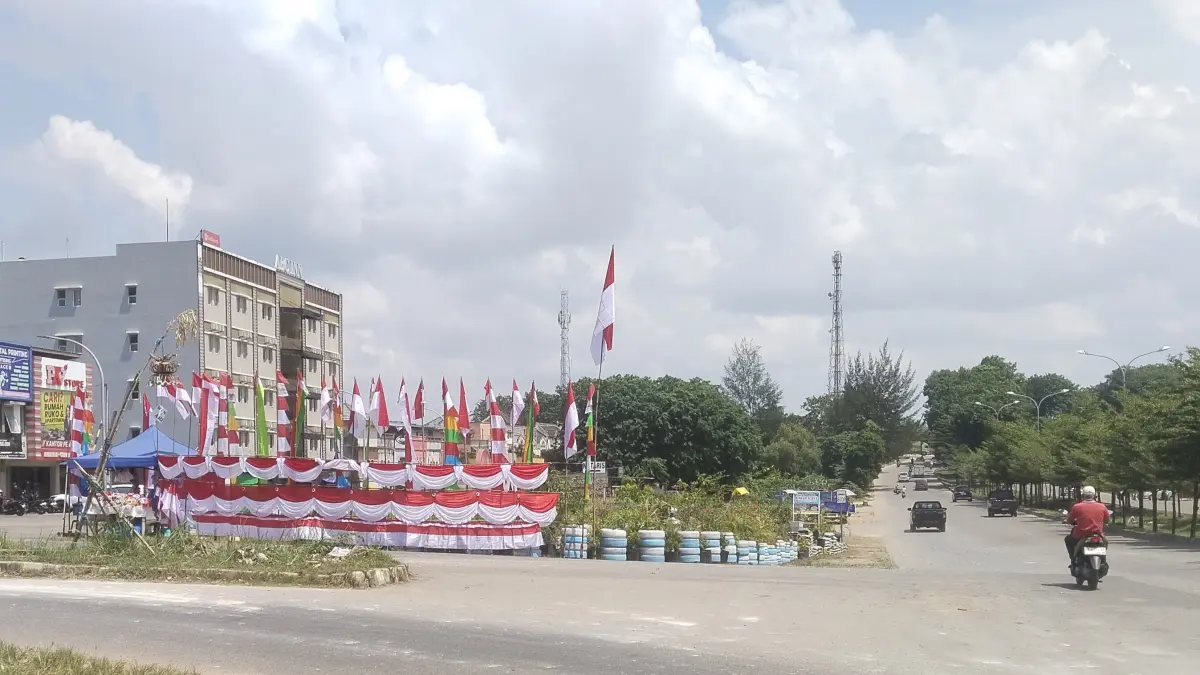 Pedagang bendera musiman di Jalan Marina, Sekupang. F.Rengga/Batam Pos