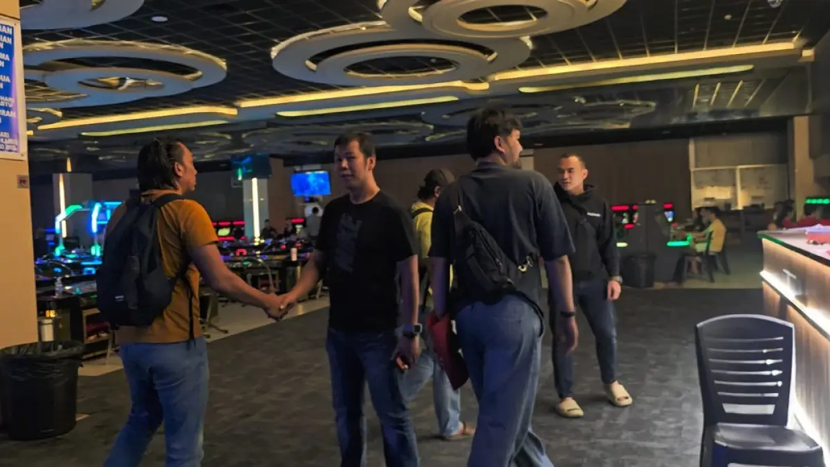Personel Polsek Lubukbaja mengecek aktivitas di arena permainan Sky City Tanjung Uma setelah menerima laporan masyarakat terkait dugaan perjudian. Foto: Kompol Deni Langie untuk Batam Pos