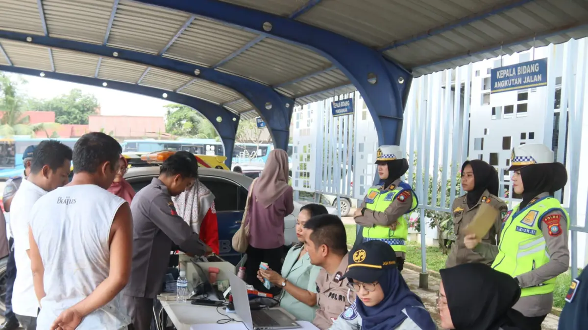 Samsat Batam bersama Bapeda Batam, Satlantas Polresta Barelang, Dinas Perhubungan, Jasa Raharja dan intansi terkait melakukan razia pajak kendaraan bermotor didepan kantor Dishub Batam, Rabu (29/7). F.Cecep Mulyana/Batam Pos