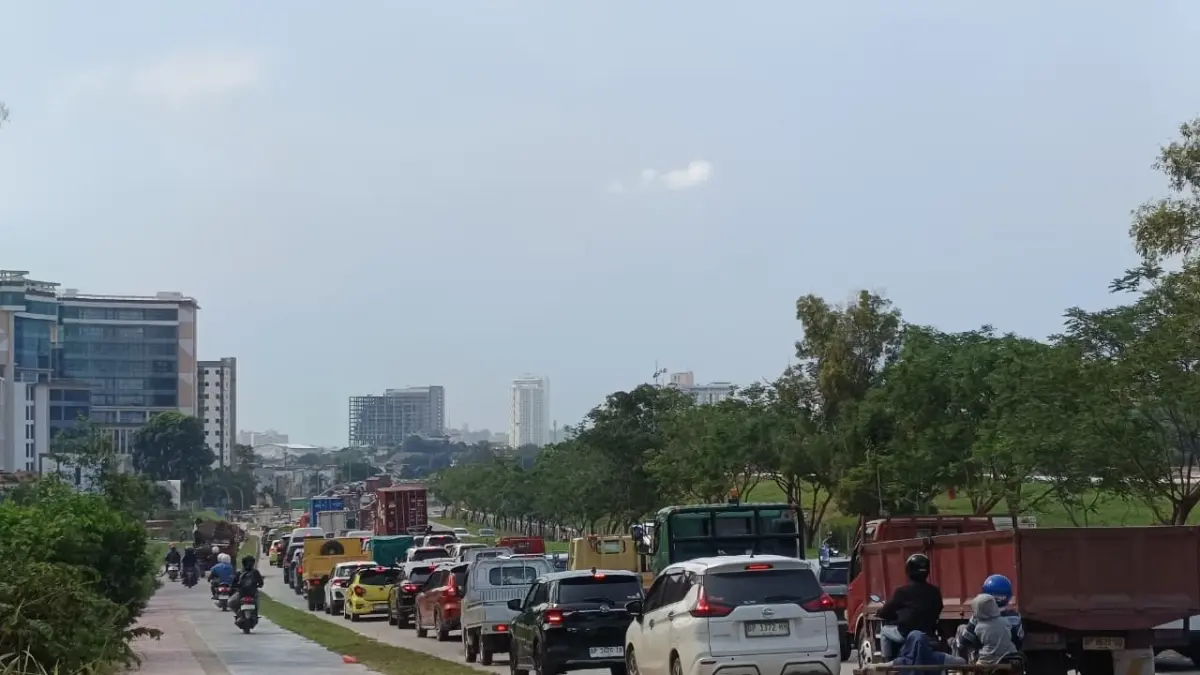 Suasana kemacetan di Jalan Gajah Mada akibat proyek yang dikerjakan saat jam masuk sekolah. F. Jamaluddin Lobang/Batam Pos