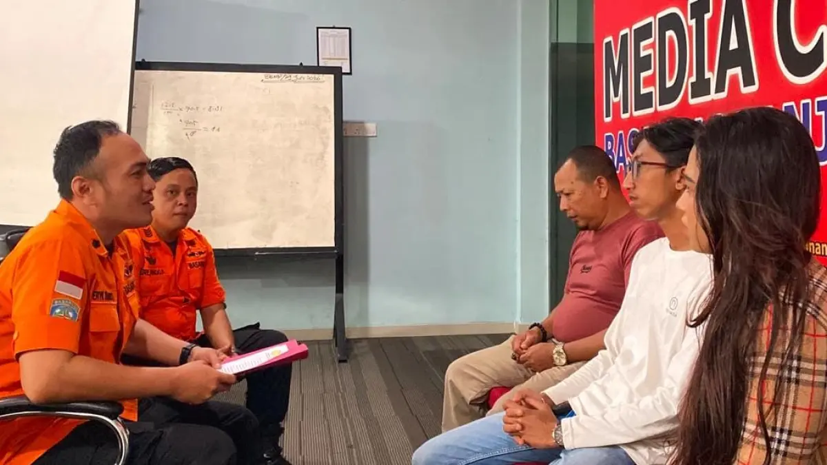 Tim SAR Gabungan bertemu keluarga penumpang KMP Bahtera Nusantara 03 yang dilaporkan hilang usai operasi pencarian resmi dihentikan, Selasa (28/7/2026). Foto: Basarnas Tanjungpinang/Batam Pos.