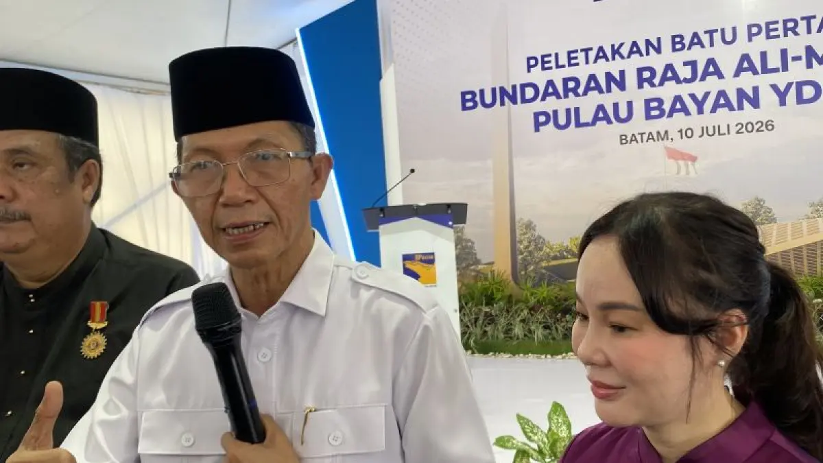 Wali Kota Batam Amsakar Achmad bersama Wakil Wali Kota Batam Li Claudia Chandra. (ANTARA/Amandine Nadja)