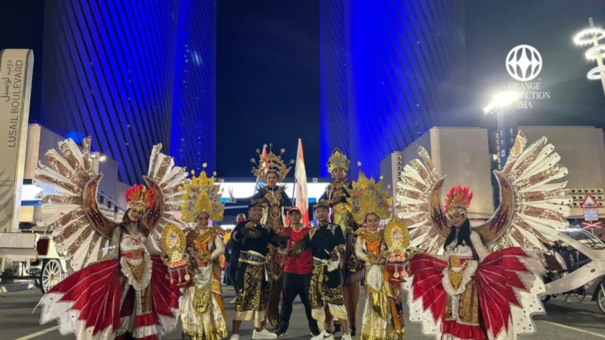 
Para peserta menampilkan kostum tematik artistik dalam parade malam yang digelar di Plaza Lagoi, Bintan. Bintan Resorts Night Parade 2026 akan menghadirkan 200 parade kostum selama empat hari, 7–10 Agustus 2026. Foto: Orange Production Asia untuk Batam Pos.