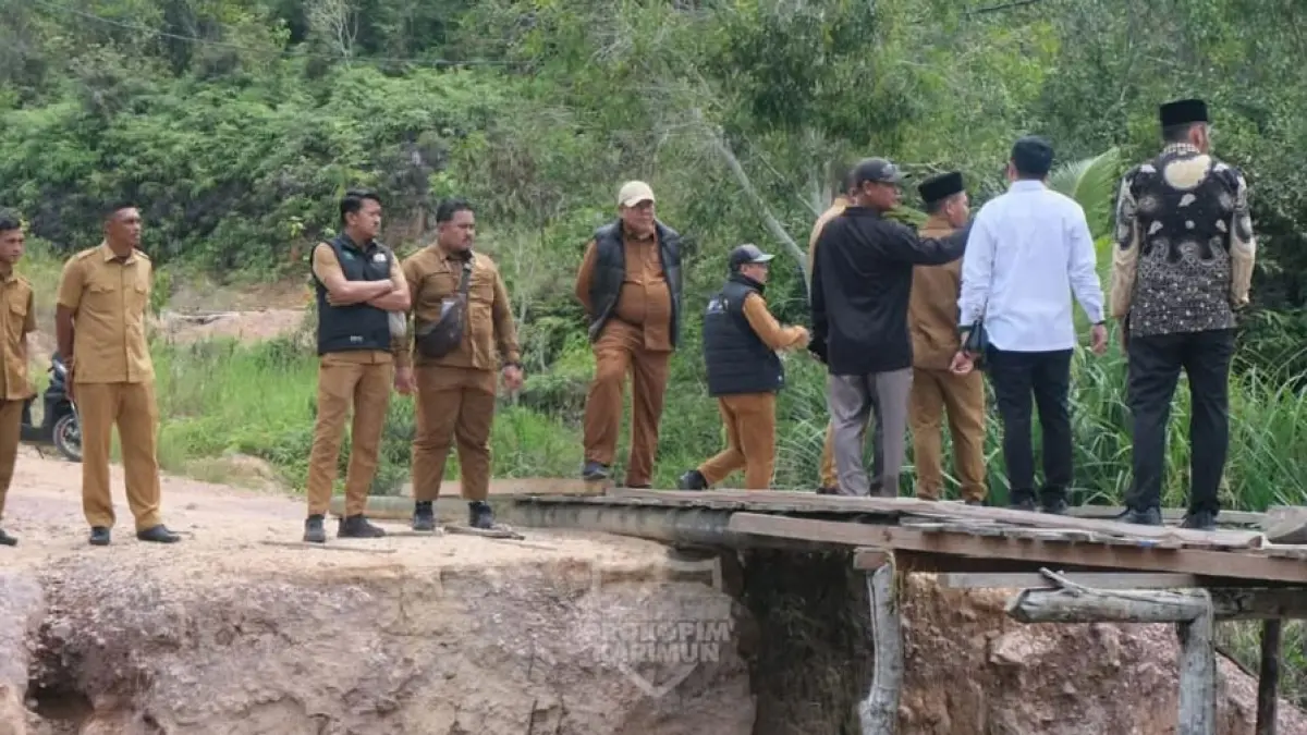 
Wakil Bupati Karimun Rocky Marciano Bawole meninjau kondisi jalan, jembatan, sumber air bersih, serta SD dan SMP Satu Atap di Desa Selat Mie, Kecamatan Sugie Besar, sebagai bagian dari persiapan pelaksanaan Program Makan Bergizi Gratis (MBG) di wilayah 3T. Foto: Diskominfo Kabupaten Karimun