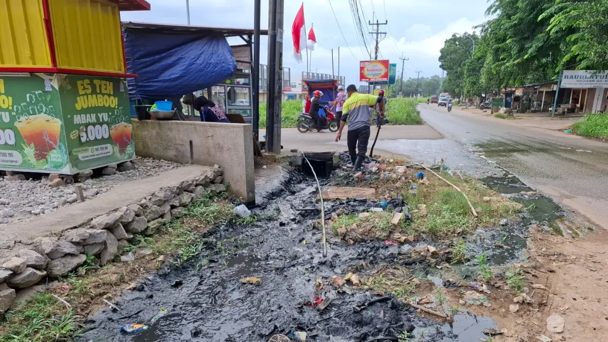 Drainase di sepanjang Jalan S Parman yang tersumbat hingga menyebabkan air meluap ke badan jalan. F.Eusebius/Batam Pos