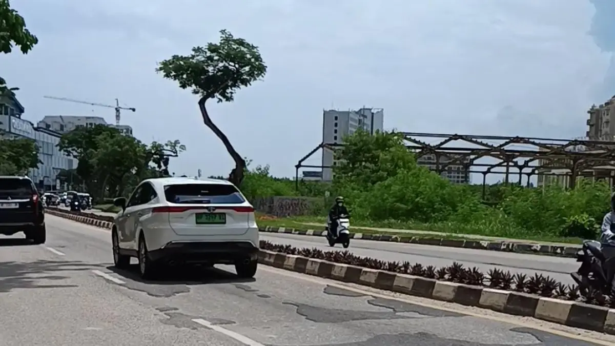 Jalan Engku Putri, Kota Batam, mengalami kerusakan pada permukaan aspal. Bekas tambalan mulai terkelupas sehingga menyisakan perbedaan tinggi sekitar dua sentimeter yang dinilai membahayakan pengendara, Kamis (30/7). F. Jamaluddin/Batam Pos.