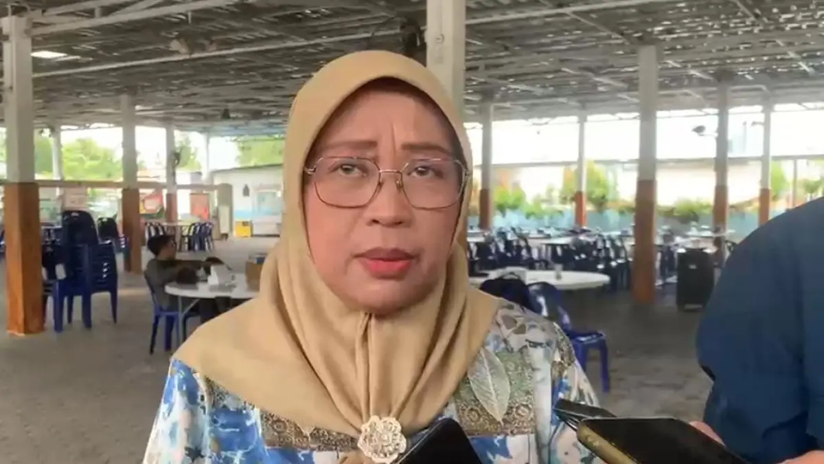 
Kepala Badan Keuangan dan Aset Daerah (BKAD) Kepulauan Riau, Venni Meitaria Detiawati, memberikan keterangan terkait pemeriksaan oleh Kejaksaan Tinggi Kepulauan Riau dalam kasus dugaan korupsi pengadaan seragam pegawai. Foto: Mohamad Ismail/Batam Pos.
