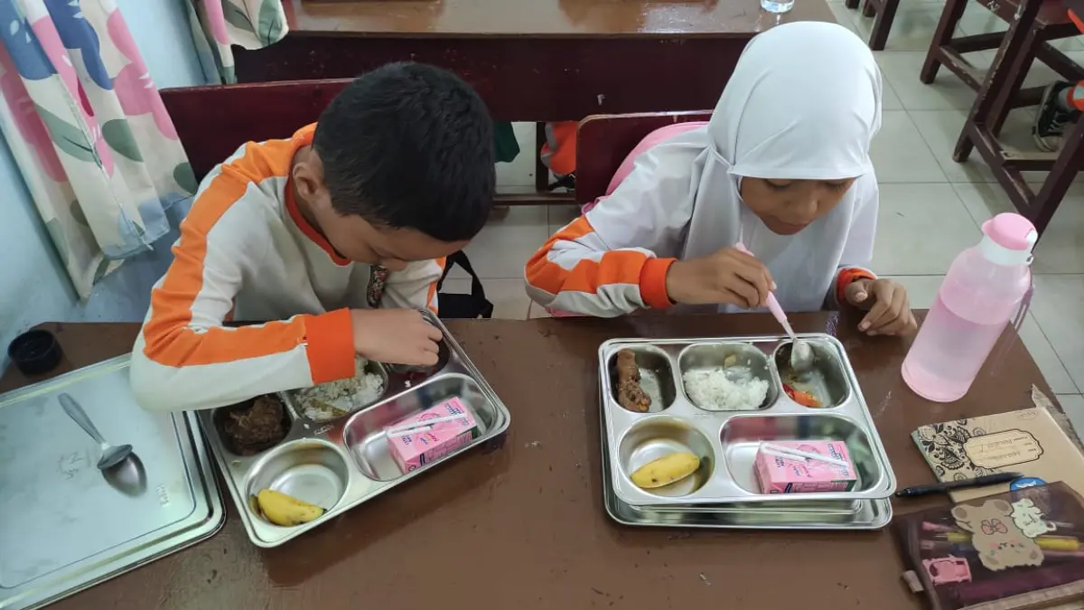Pelajar SD di Kota Tanjungpinang saat menyantap menu MBG. F. Mohamad Ismail/Batam Pos