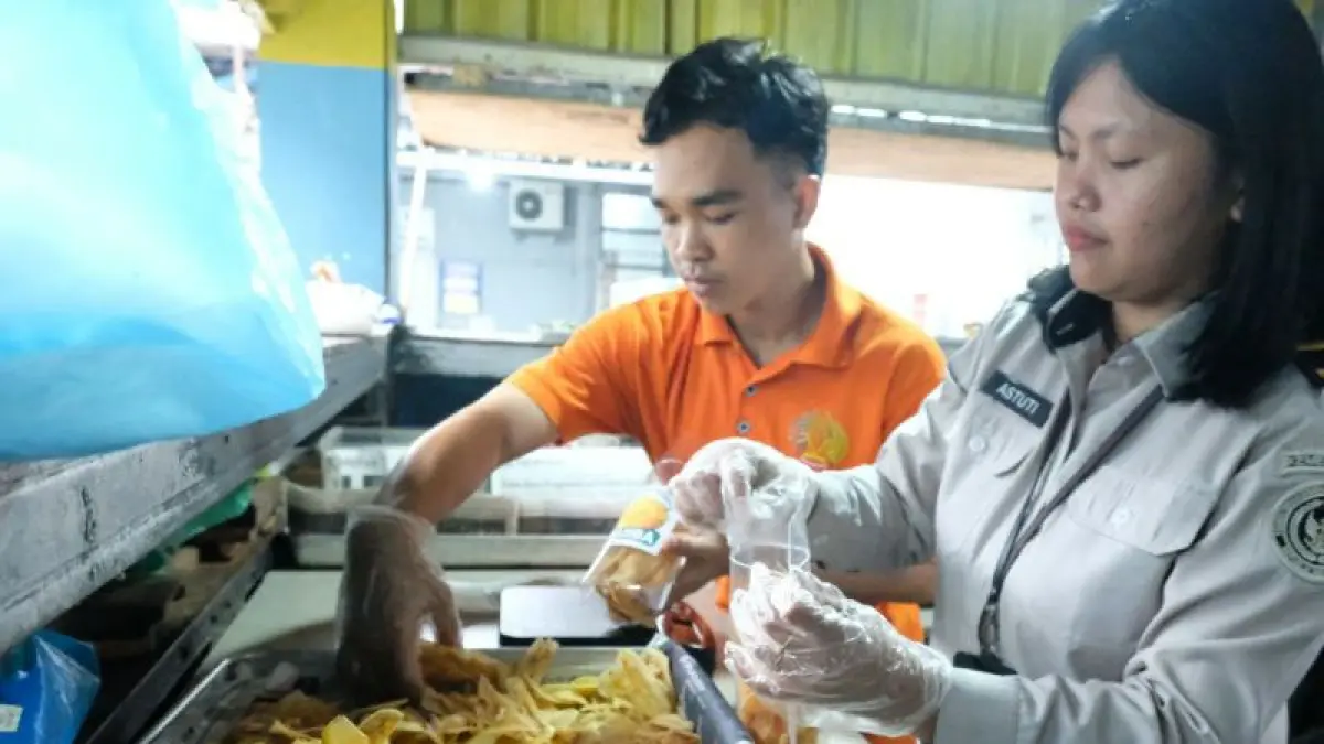 Petugas Rutan Kelas I Tanjungpinang, Provinsi Kepulauan Riau (Kepri) mendampingi warga binaan memproduksi keripik pisang, Kamis (30/7/2026). ANTARA/Ogen 