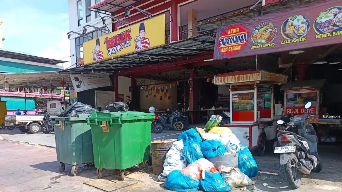 Sampah yang menumpuk di sepanjang Jalan Raja M Tahir, Teluk Tering, Batam Kota, Rabu (29/7) F. Jamaluddin/Batam pos
