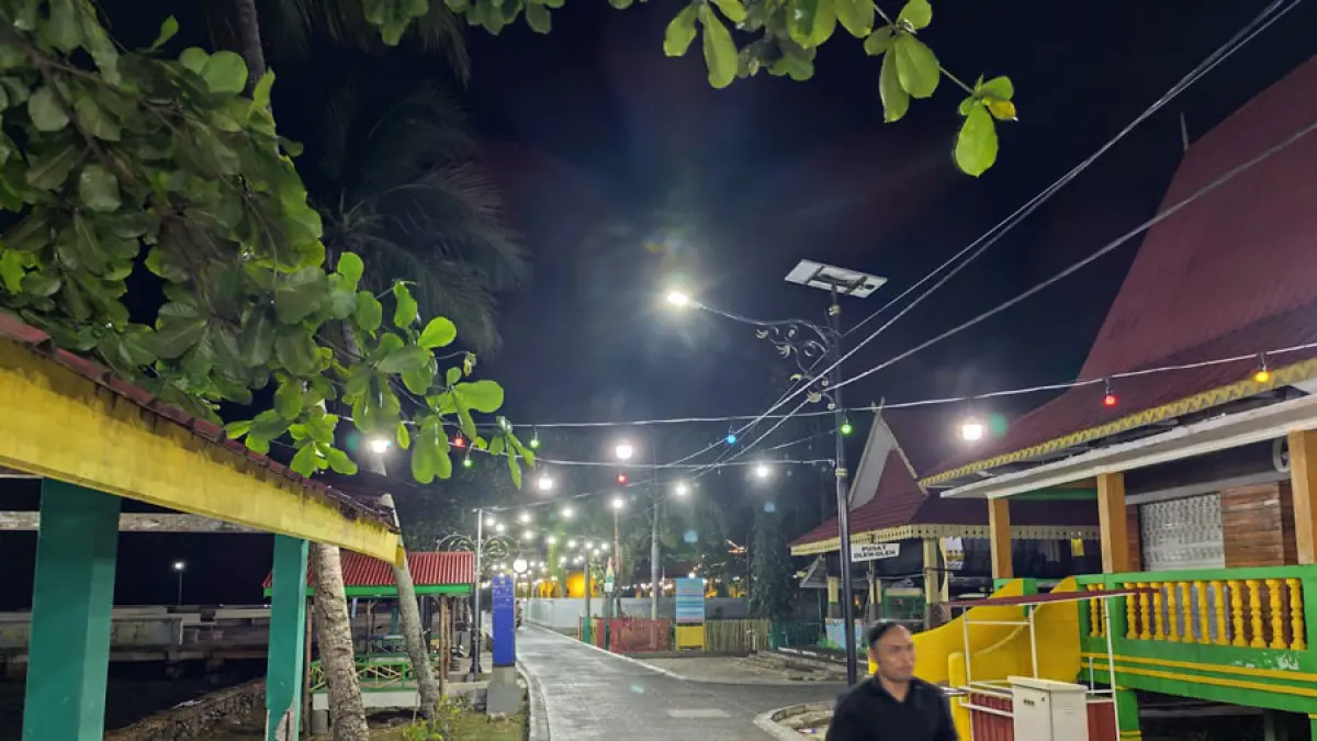 Suasana Pulau Penyengat pada malam hari tampak lebih terang setelah dipasang lampu hias putih di sepanjang jalan utama. Penataan ini diharapkan memperkuat daya tarik wisata sejarah dan religi di Tanjungpinang. Foto: Mohamad Ismail/Batam Pos.