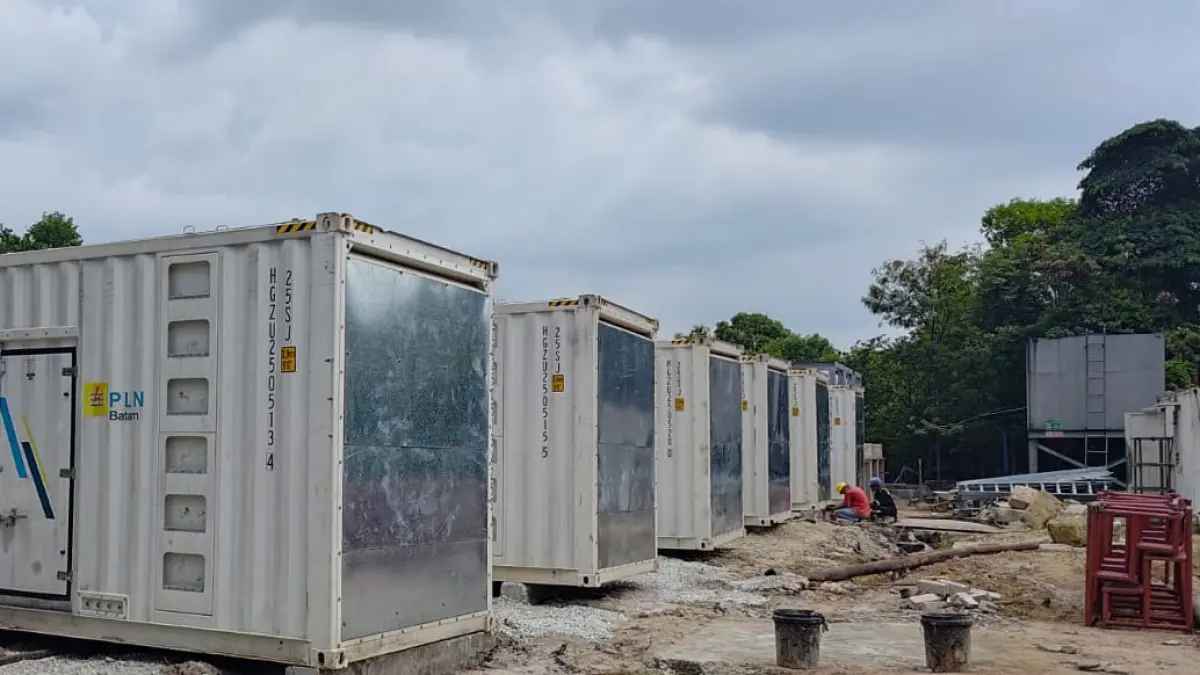 
Teknisi PLTD melakukan peremajaan mesin pembangkit listrik berkapasitas 6 megawatt (MW) di Karimun. Pekerjaan ditargetkan rampung pada pertengahan Agustus 2026 untuk meningkatkan keandalan pasokan listrik. Foto: Dok. PLN.