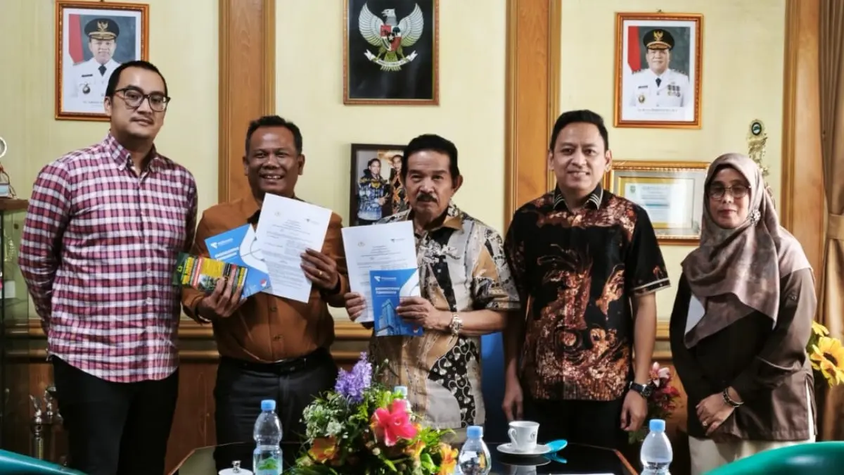 Direktur POLTEVARA, Fandy Ipod (dua dari kiri), usai penandatangan MoU bersama Ketua Yayasan SMK Taruna Pekanbaru Drs. H. Zulbahri Majid, M.Pd (tiga dari kiri) di Pekanbaru, Riau. Foto: Istimewa