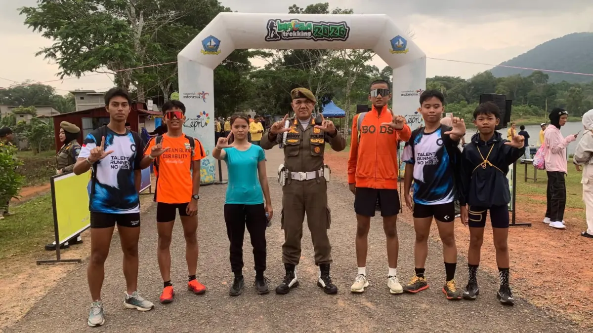 Humas Talent Runner No Limit, Sendy, bersama para pelari komunitas usai mengikuti Bintan Trekking 2026 di Desa Bintan Buyu, Kecamatan Teluk Bintan, pekan lalu. Foto: Sendy untuk Batam Pos