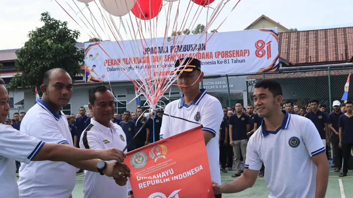 Kepala Lapas Kelas IIA Batam, Yosafat Rizanto melakukan pemotongan balon sebagai tanda pembukaan porsenap. F.Istimewa 