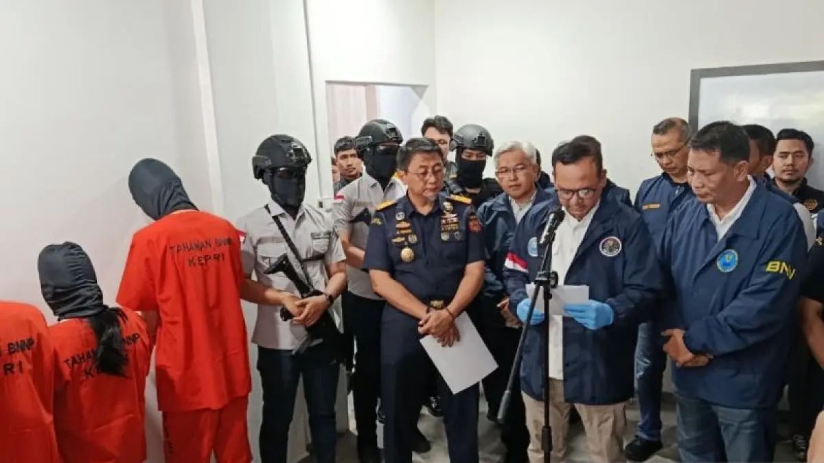 Konferensi Pers yang diselenggarakan oleh BNN RI bersama BNNP Kepri terkait pengungkapan kasus jaringan penyelundup vape etomidate dan narkotika di Batam, Kepri, Jumat (31/7/2026). (ANTARA/Amandine Nadja)
