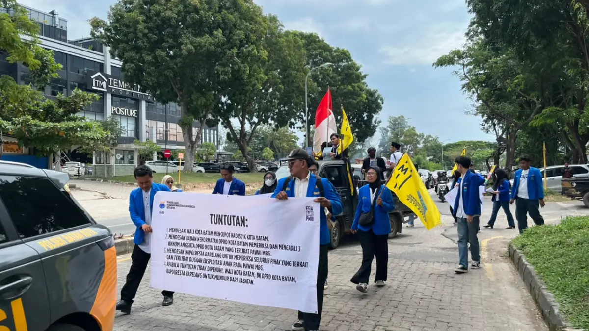Mahasiswa yang tergabung dalam Pengurus Cabang Pergerakan Mahasiswa Islam Indonesia (PC PMII) Kota Batam berkumpul di Jalan Engku Putri menuju gedung pemerintah Kota Batam, Kamis (30/7) F. Jamaluddin/Batam Pos