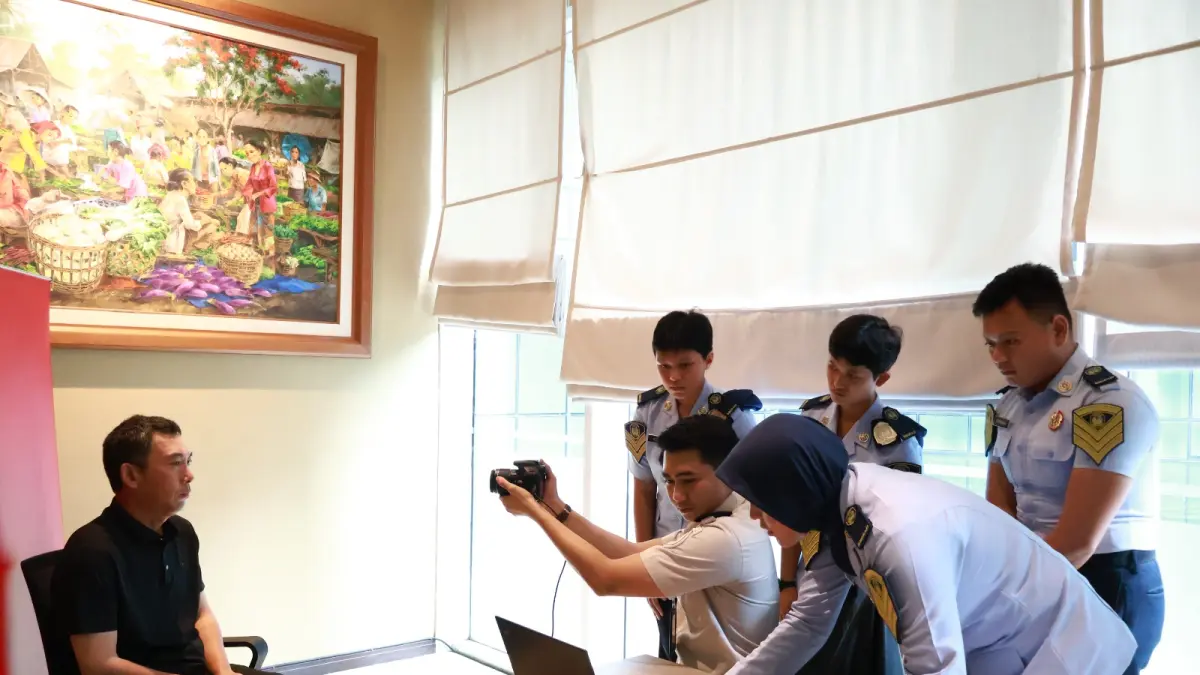 Petugas Imigrasi Kelas I Khusus TPI Batam melayani warga negara asing (WNA) yang beraktivitas di Kawasan Ekonomi Khusus (KEK) Tanjung Sauh di Hotel Wyndham Panbil Batam, Kamis (30/7/2026)
