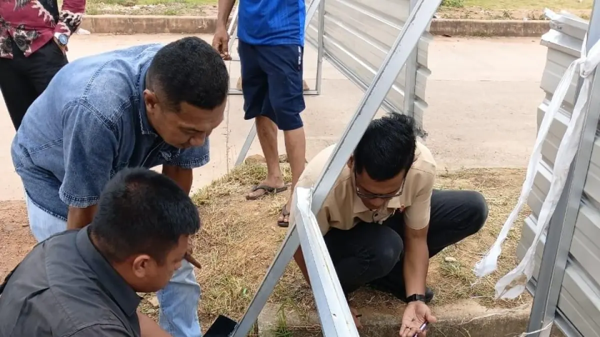 Polisi saat melakukan olah TKP pengerusakan pagar proyek Gurindam 12 Tanjungpinang. F. istimewa untuk Batam Pos