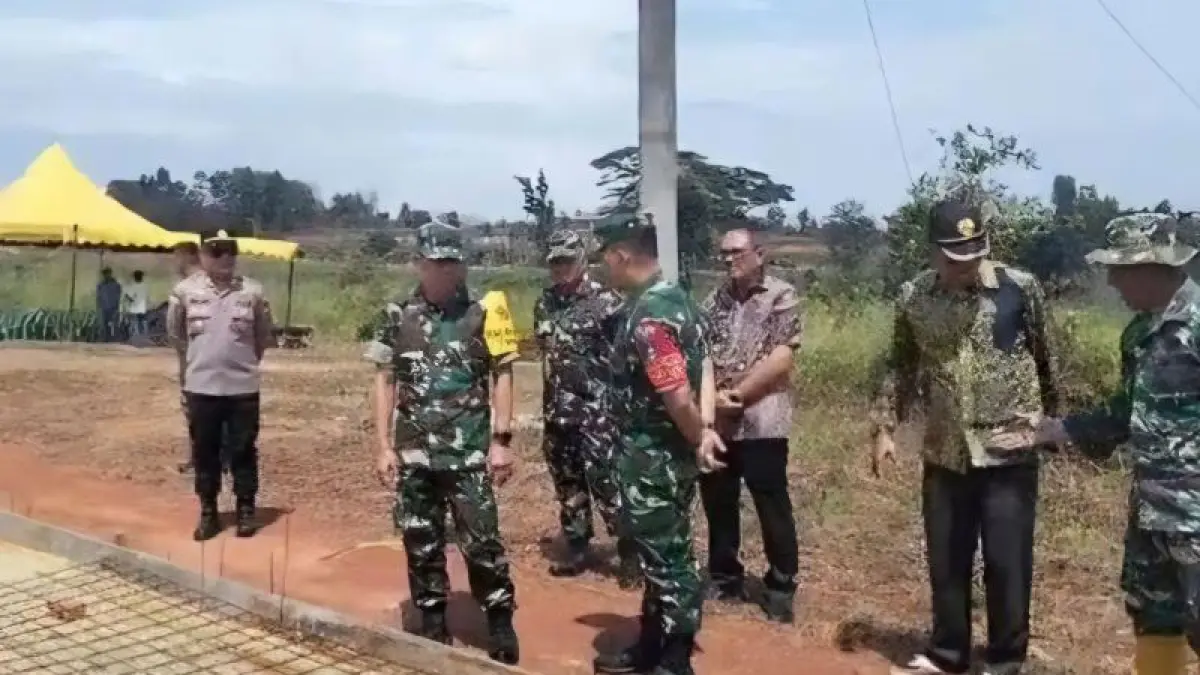 Waster KASAD Bidang Pembinaan Teritorial Brigjen TNI Boemi Ario Bimo dan jajaran meninjau pembangunan fisik TMMD ke-129 di Jalan Perjuangan, Kecamatan Seri Kuala Lobam, Kabupaten Bintan, Kepri, Kamis (30/7/2026).  F Pendim 0315/Tanjungpinang 