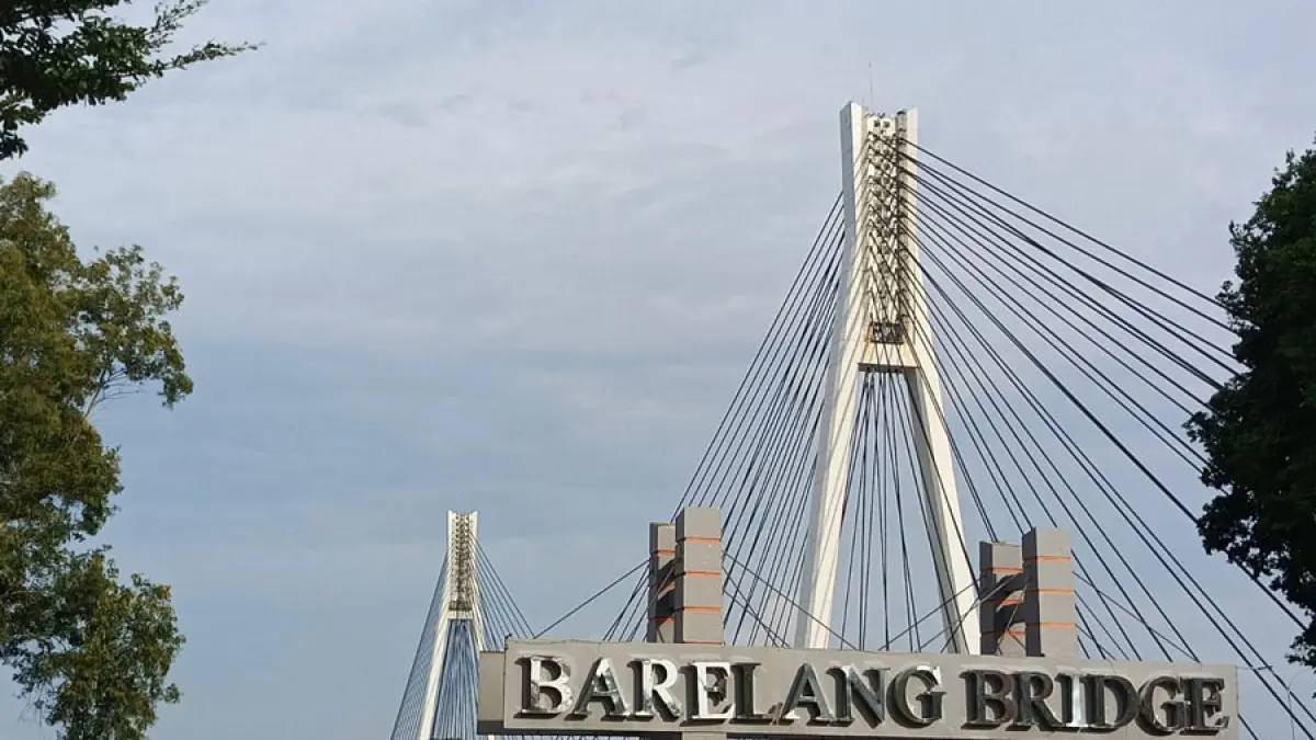 Petugas kepolisian mengamankan dua terduga pelaku pencurian kabel listrik di Jembatan I Barelang, Batam, setelah video aksi mereka viral di media sosial. Polisi masih mendalami peran masing-masing pelaku dan kemungkinan adanya keterlibatan pihak lain.  F. Eusewbius / Batam Pos
