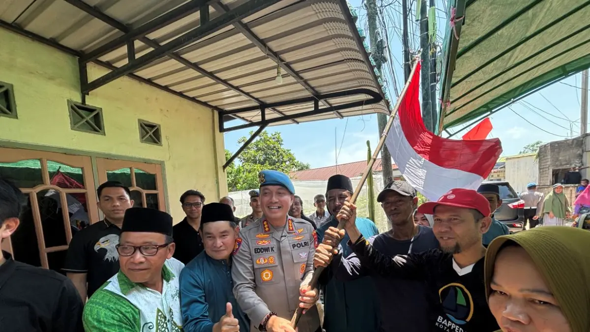 Bidpropam Polda Kepri menggelar aksi sosial dengan membagikan 500 bendera merah putih dan paket sembako kepada warga Kampung Tua, Kecamatan Nongsa, Batam, Sabtu (1/8).