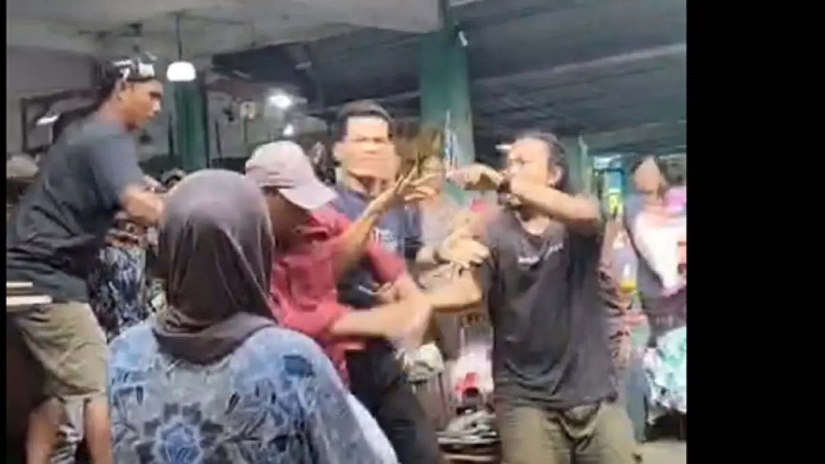 cuplikan video keributan di pasar Cik Puan, Karimun