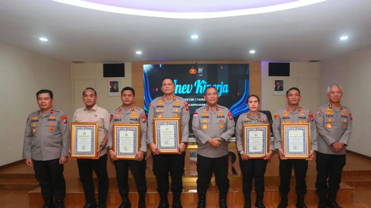 Foto bersama. Kapolda Kepulauan Riau Irjen Pol Asep Safrudin seusai menyerahkan piagam penghargaan Predikat Pelayanan Prima (A) dari Kapolri kepada perwakilan lima satuan kerja di lingkungan Polda Kepri yang berprestasi dalam Penyelenggaraan Pelayanan Publik (PEKPPP) Mandiri Polri Tahun 2025, Jumat (31/7).