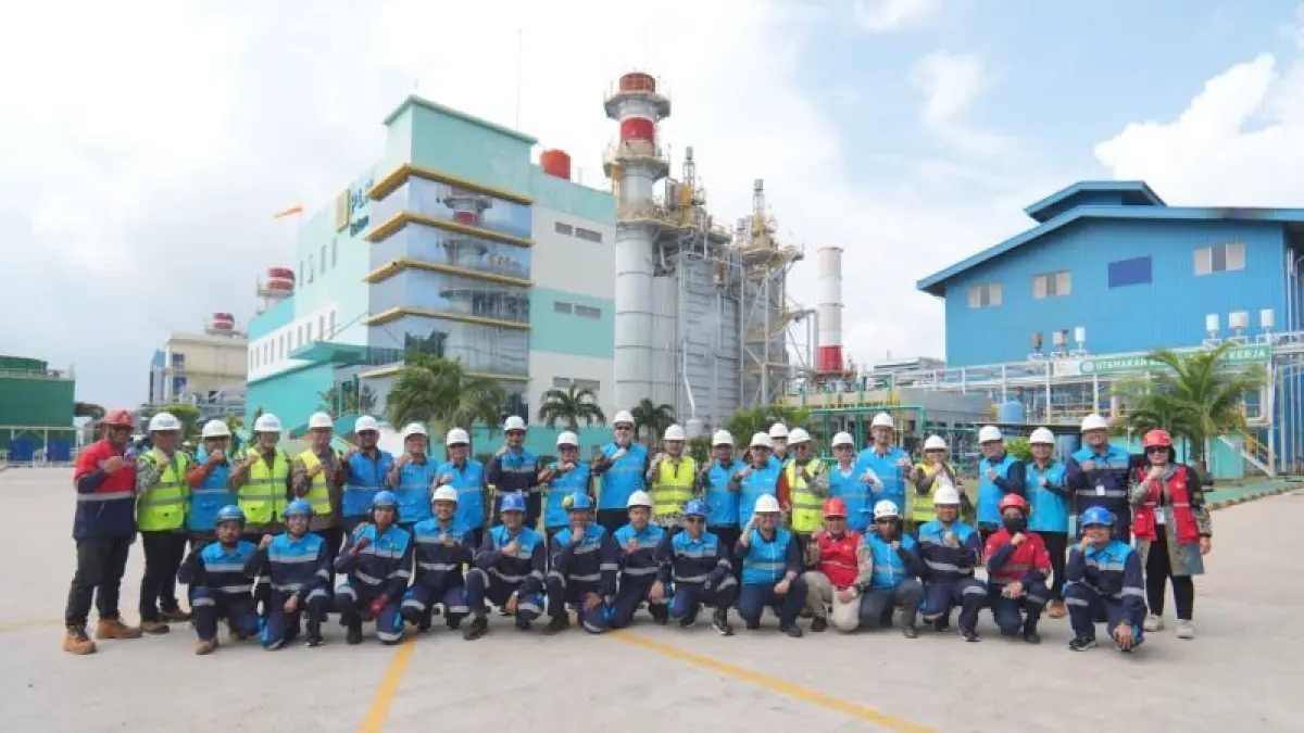 Jajaran direksi PLN Batam bersama petugas di Kantor PLN Batam. ANTARA/HO-PLN Batam