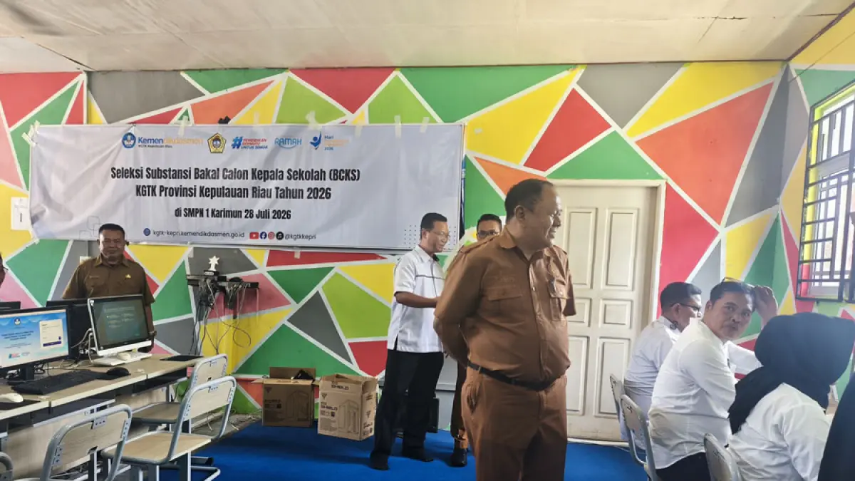 Kepala Dinas Pendidikan dan Kebudayaan Kabupaten Karimun, Grandy Regel Tuerah sedang melakukannya pantauan 30 orang calon kepala sekolah yang aednag mengikuti seleksi.  foto Dokumentasi Dinas Pendidikan dan Kebudayaan untuk Batam Pos : 