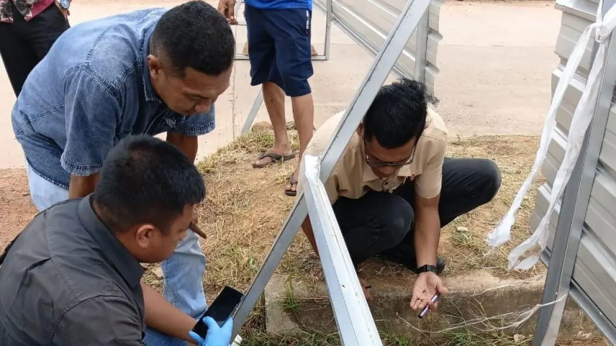 Polisi saat melakukan olah TKP pengerusakan pagar proyek Gurindam 12 Tanjungpinang. F. warga untuk Batam Pos