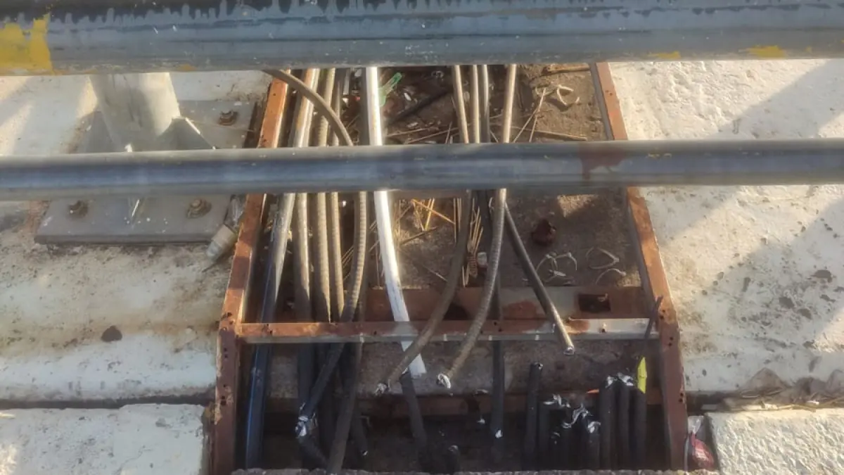 Kondisi kabel instalasi lampu sorot di Jembatan I Barelang yang ditemukan dalam keadaan terpotong. BP Batam memastikan kasus tersebut telah ditangani aparat kepolisian dan mengajak masyarakat ikut menjaga aset publik dari aksi vandalisme. Foto: Tangkapan layar video warga