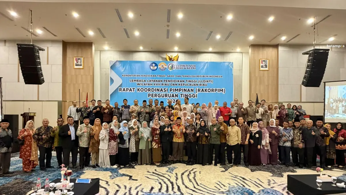 Direktur Poltevara, Fandy Iood, memperkenalkan kampus vokasi konstruksi dalam Rakorpim LLDIKTI XVII Riau dan Kepulauan Riau Foto: Polvetara untuk Batam Pos