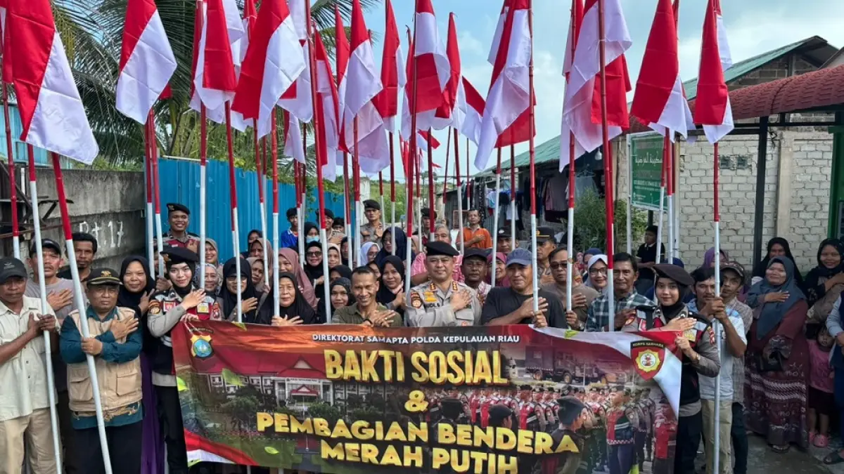 Direktur Samapta Polda Kepri, Kombes Pol Budi Setiyono, foto bersama warga Kampung Tua Batu Merah usai mengadakan pembagian 100 bendera merah putih dan bakti sosial di Tanjung Sengkuang, Minggu (2/8/2026). Foto: Humas Polda Kepri untuk Batam Pos