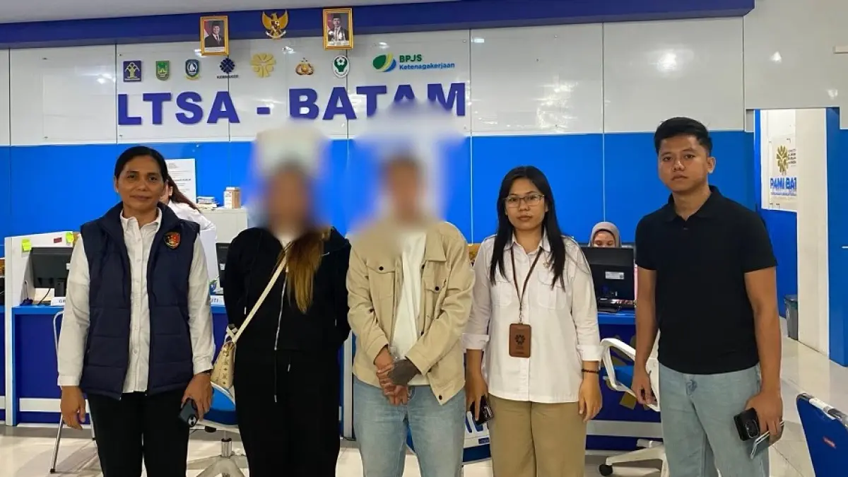 Dua PMI asal Tanjungpinang, Susi dan Ayu yang mengaku disekap di Myanmar saat tiba di Batam. F. BP3MI Kepri untuk Batam Pos