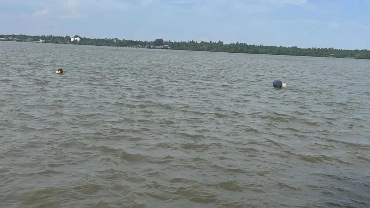 Kapal kargo KM Adrian Syahputra tenggelam di Perairan Kundur Kabupaten Karimun. Nakhoda memasang jerigen di lokasi kapal tenggelam agar kapal lain berhati-hati. Foto: Istimewa untuk Batam Pos 