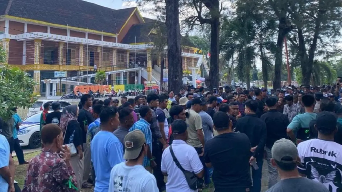 Nelayan berkumpul di Kijang sebelum melakukan aksi di Tanjungpinang terkait penolakan sedimentasi di Perairan Numbing, Bintan, beberapa waktu lalu. Foto: Kiriman Rudi untuk Batam Pos