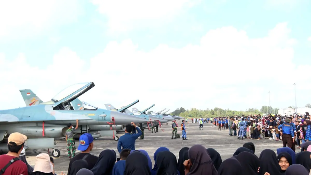 Pesawat tempur F-16 yang ditampilkan TNI AU di Bandara Internasional Hang Nadim Batam, Minggu (2/8/2026). F.Cecep Mulyana/Batam Pos