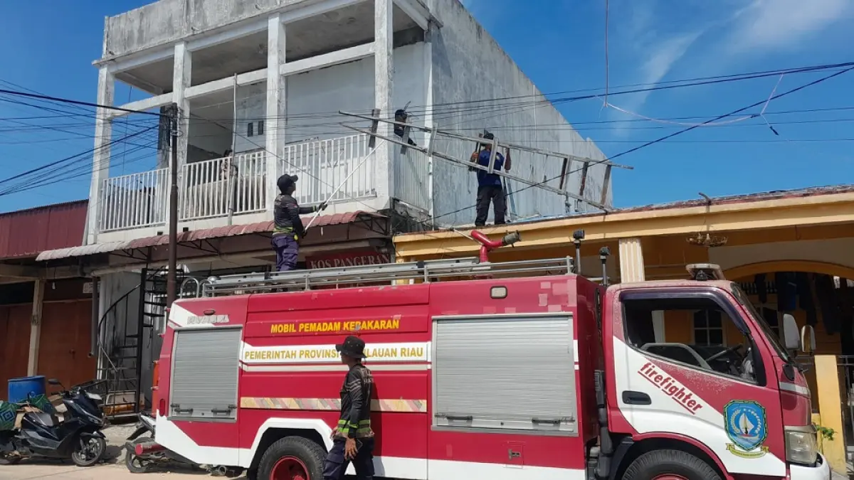 Petugas Damkar mengevakuasi tanggal yang jatuh dan menimpa kabel telepon agar tidak mengenai warga yang melintas di Jalan Merpati, Kelurahan Tanjung Permai, Kecamatan Seri Kuala Lobam pada Sabtu (1/8/2026). Foto: Kiriman Damkar untuk Batam Pos
