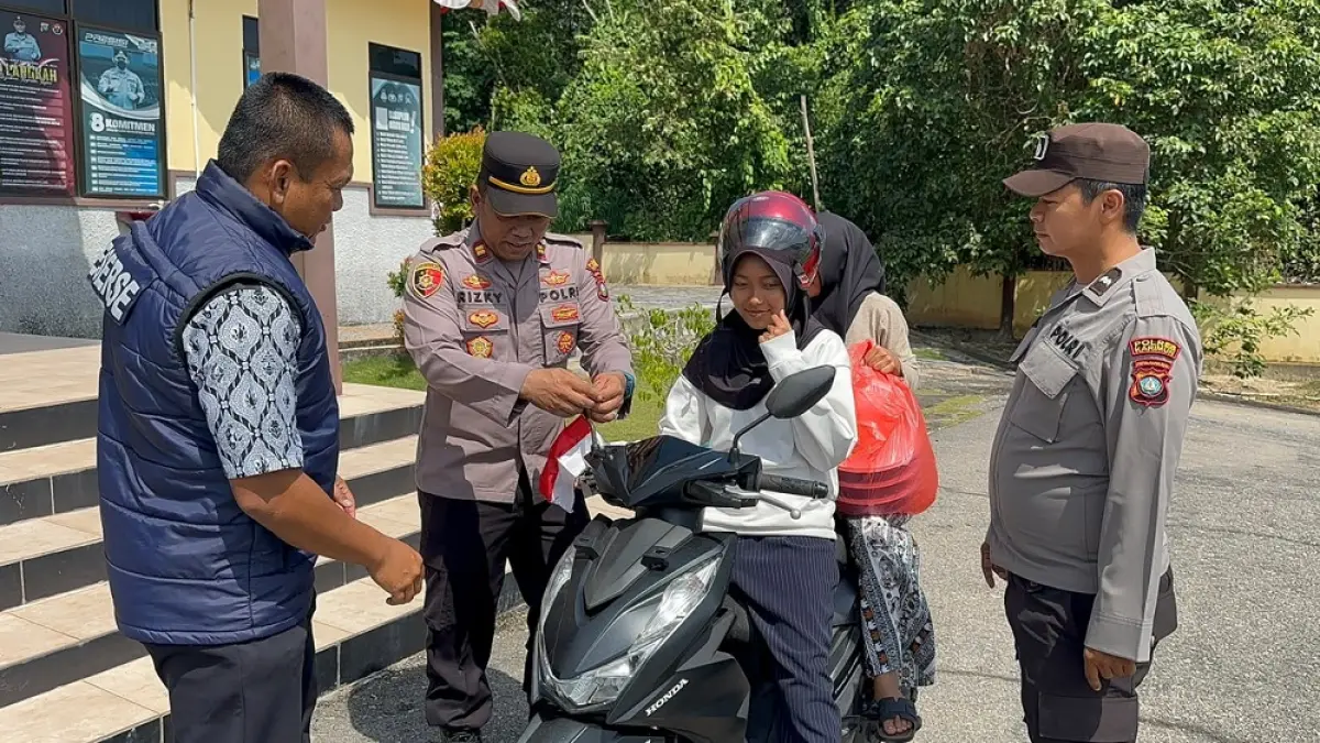 Polsek Buru membagikan bendera merah putih ke masyarakat untuk semarakkan Dirgahayu ke-81 RI. Foto: dokumentasi Polsek Buru 