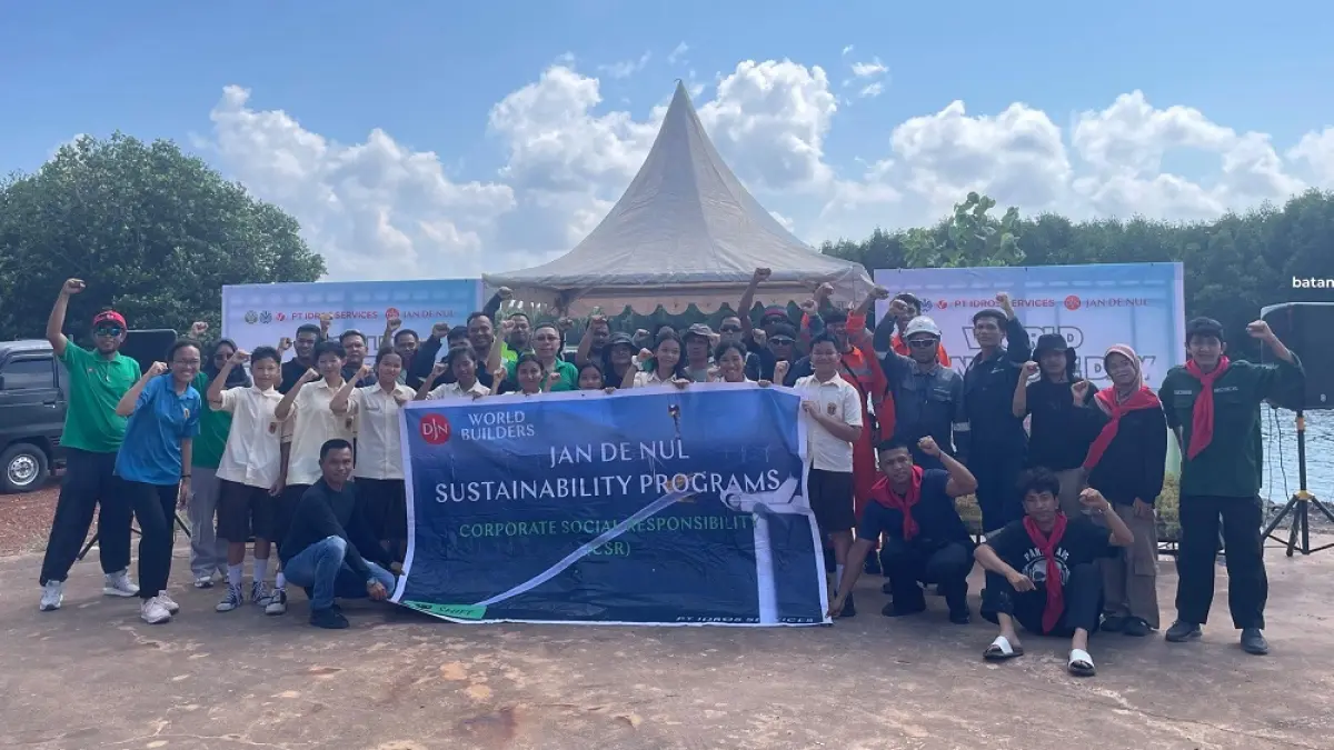 PT Idros Services menanam 450 bibit mangrove di kawasan pesisir Sei Beduk, Batam, bersama pelajar, komunitas, dan pemerintah sebagai upaya rehabilitasi lingkungan serta pelestarian ekosistem pesisir yang berkelanjutan. Foto: M. Syaban/Batam Pos