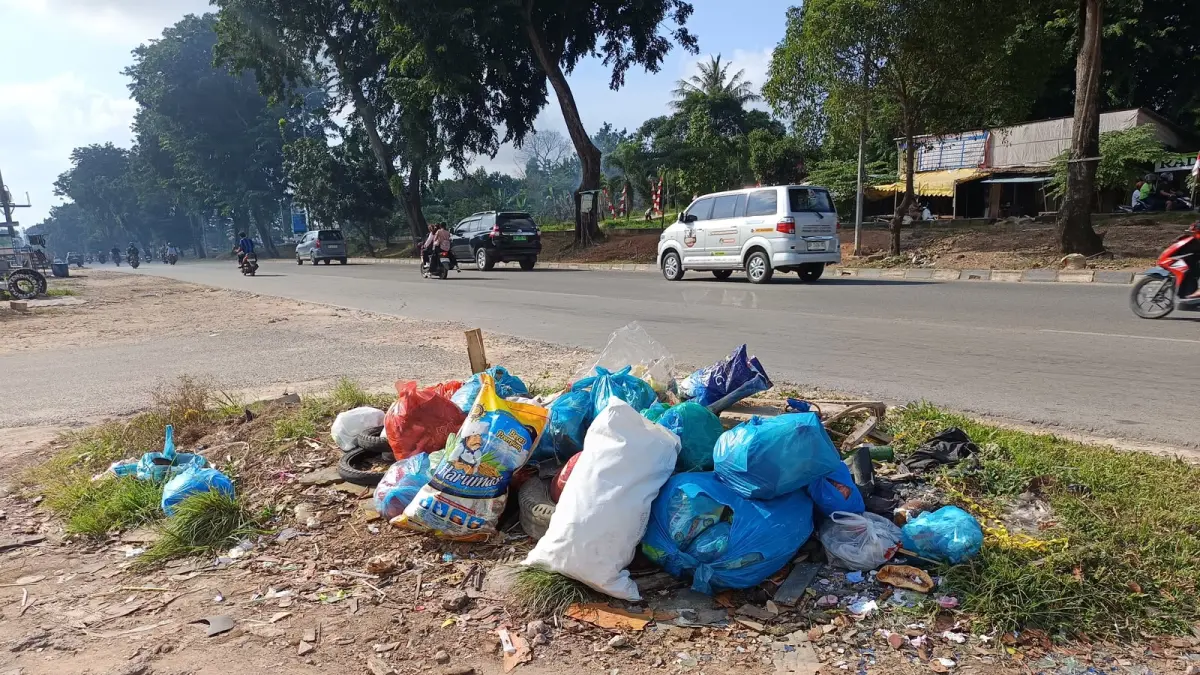 Sampah menumpuk di sepanjang Jalan Letjend Suprapto, Batam, Minggu (2/8/2026). F. Jamaluddin/Batam Pos