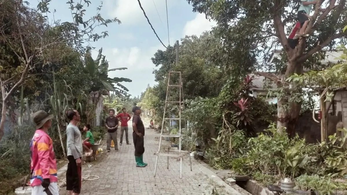 Warga RT 004 RW 002 Desa Teluk Sasah, Kecamatan Seri Kuala Lobam menggelar gotong royong menyambut Hari Kemerdekaan RI yang Ke-81 tahun pada Minggu (2/8/2026). Foto: Kiriman Jasmawardi untuk Batam Pos