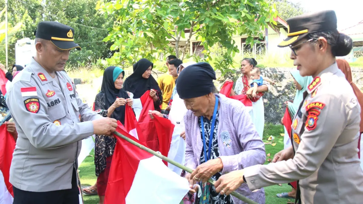 Kabid Humas Polda Kepri Kombes Nona Procilia Ohei, bersama Kapolsek Belakang Padang AKP Asril dan jajajaran membagikan bendera merah putih kepada masyarakat Belakang Padang, Senin (3/7). Pembagian Bendera Merah Putih dan sembako tersebut dalam rangka HUT RI ke 81. F Cecep Mulyana/Batam Pos