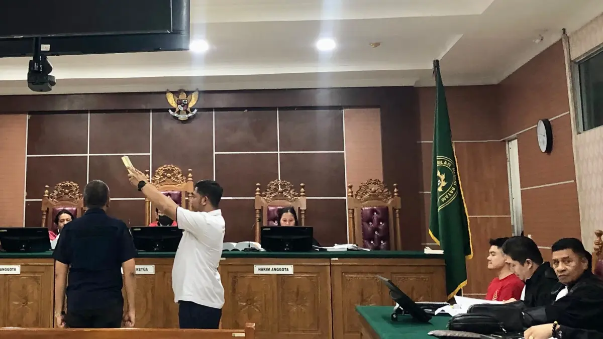 Ahli forensik Rumah Sakit Bhayangkara Polda Kepulauan Riau, dr. Leonardo memberikan kesaksian dalam sidang dugaan pembunuhan LC, Dwi Putri Apriliandin di PN Batam, Senin (3/8/2026). F.Azis/Batam Pos