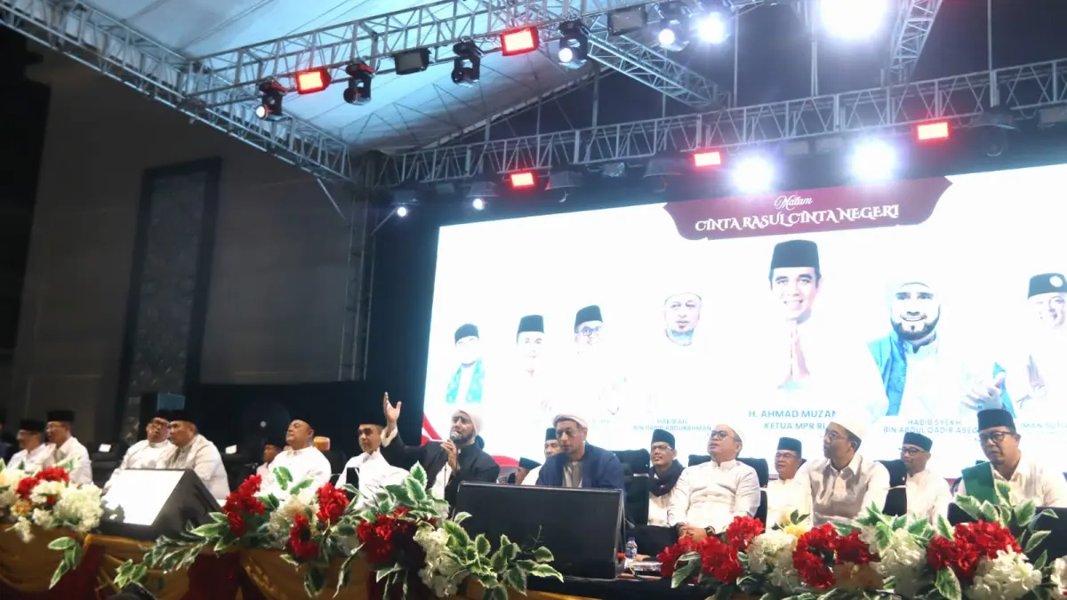 Habib Syeikh dan Habib Ali bin Habib Abdurrahman.bersama ,Ketua MPR RI Ahmad Muzani, Anggota DPR RI HM Endipat Wijaya dan Ketua DPRD Provinsi Kepulauan Riau Iman Sutiawan, Wakil Gubernur Kepri Nyanyang Harris Pratamura Kapolda Kepri Irjen Asep Safrudin, Walikota Batam Amsakar Achmad dan undangan mengikuti Kepri Bersholawat  di Masjid Agung Raja Hamidah  Batam Center, Minggu (2/7). F Cecep Mulyana/Batam Pos