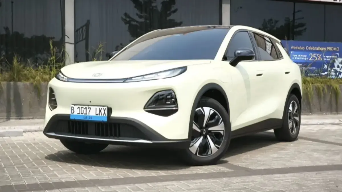 Mencoba langsung Changan Nevo Q05 di BSD. SUV listrik ini menawarkan kabin nyaman, suspensi empuk, audio premium, serta fitur ADAS lengkap. Membuat berkendara semakin percaya diri. (Dinarsa Kurniawan/JawaPos.com)