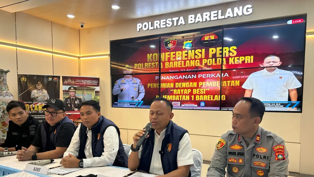 Plt Kasat Reskrim Polresta Barelang, AKP Ade Putra bersama jajaran dari Polsek Sagulung dan tim Buser saat konferensi pers rayap besi di Jembatan Barelang, Senin (3/8/2026). F Cecep Mulyana/Batam Pos