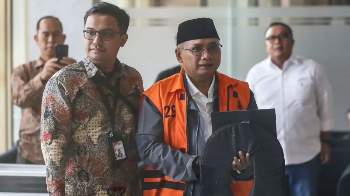 Tersangka kasus dugaan korupsi kuota haji Yaqut Cholil Qoumas (kanan) berjalan menuju mobil tahanan saat pelimpahan tahap dua di Gedung Merah Putih KPK, Jakarta, Selasa (14/7/2026). ANTARA FOTO/Reno Esnir/sth/nym.
